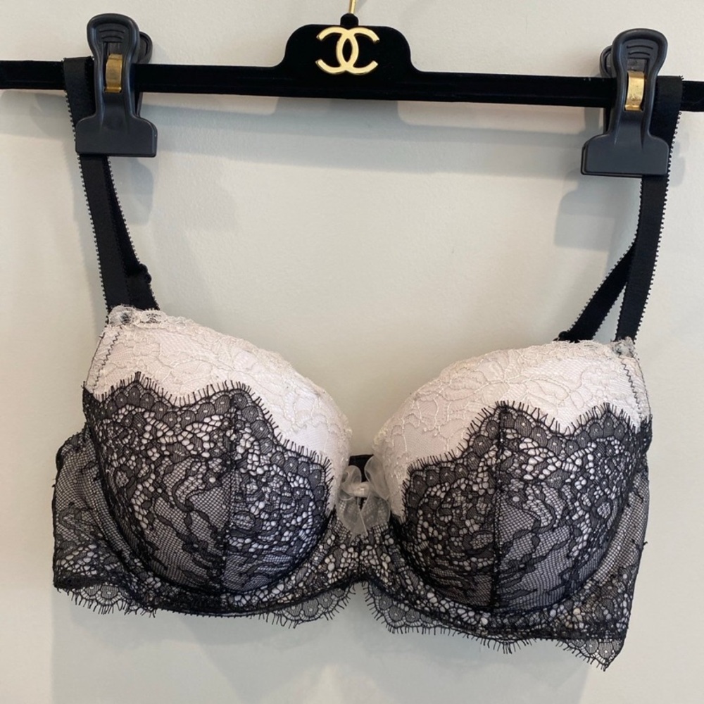 Retl$60 36C VS Elegant Lace Black and White Bra